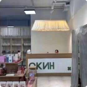 Светильник из льна на ресепшене салона